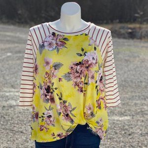 Plus size 3/4 sleeve Floral twist front hem top NWT